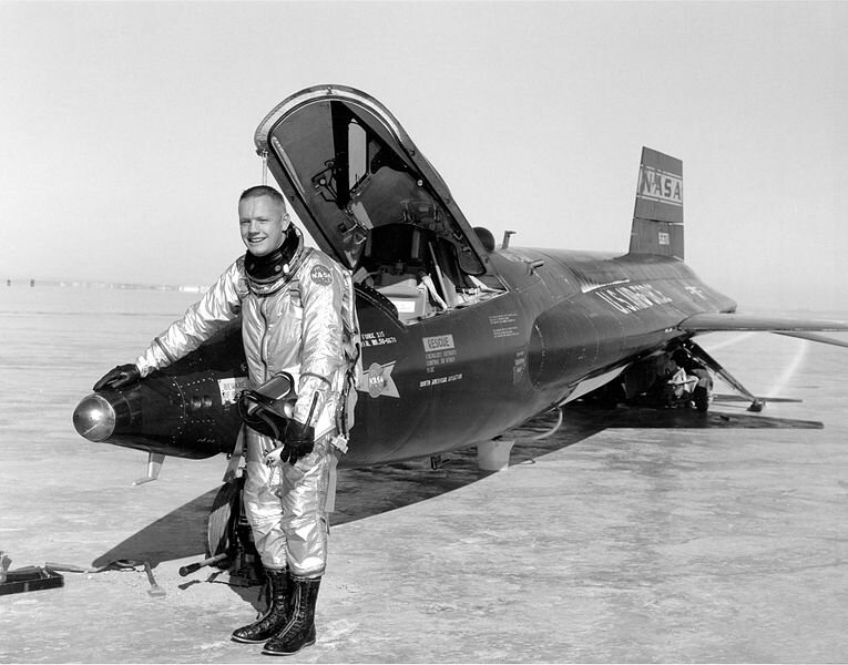 765px-Pilot_Neil_Armstrong_and_X-15_-1_-_GPN-2000-000121